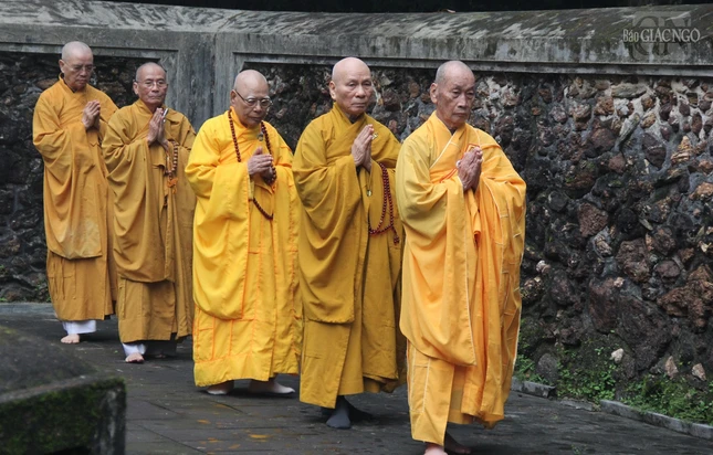 Hữu nhiễu bảo tháp