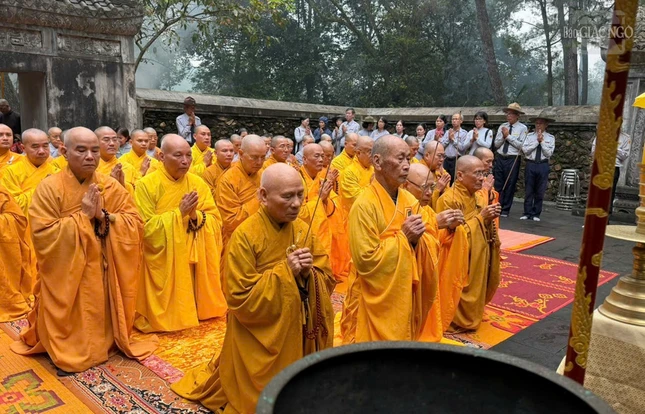 Thành kính dâng hương tưởng niệm