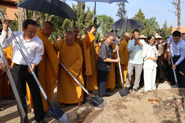 Chư tôn giáo phẩm cùng đại biểu trồng cây lưu niệm