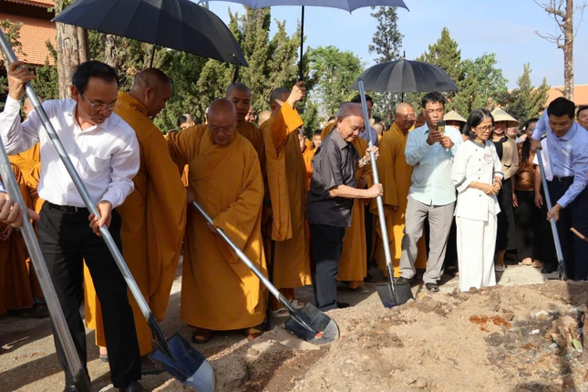 Chư tôn giáo phẩm cùng đại biểu trồng cây lưu niệm