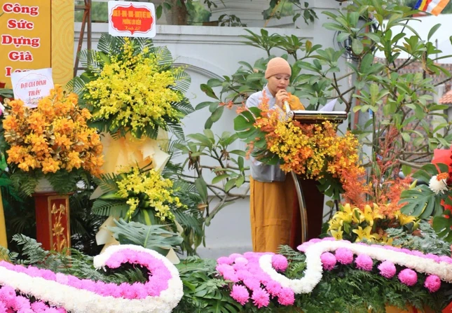 Sư cô Thích Tịnh Thanh dâng lời phát nguyện