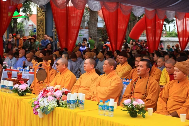 Chư tôn đức tham dự buổi lễ