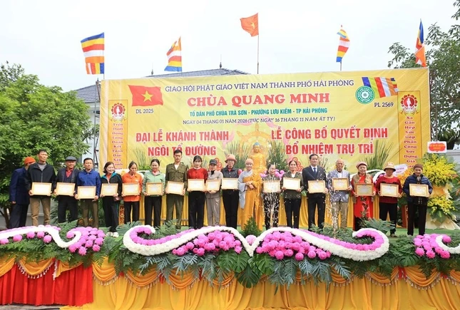 Trao Bằng tuyên dương công đức đến các doanh nghiệp, nhà hảo tâm, mạnh thường quân và Phật tử