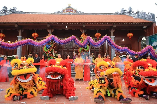 Cắt băng khánh thành ngôi Tổ đường chùa Quang Minh