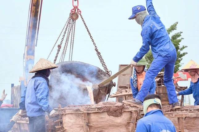 Rót đồng đúc tượng Rót đồng đúc tượng