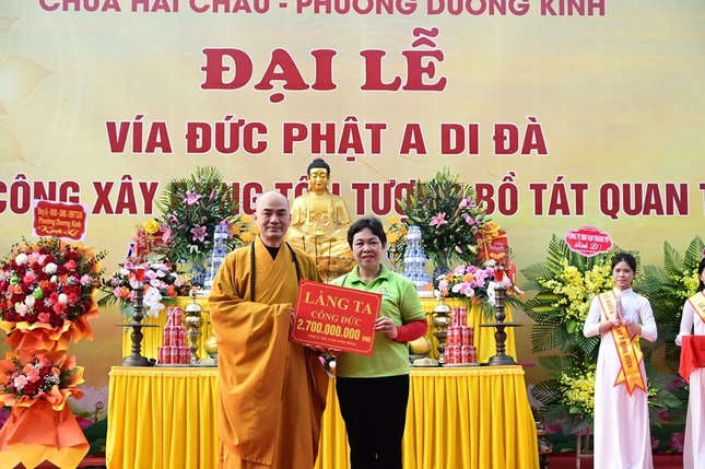 Đại diện Cộng đồng Phật tử Làng Ta trao số tiền 2,7 tỷ đồng công đức xây dựng tôn tượng Bồ-tát Quán Thế Âm tại chùa Hải Châu
