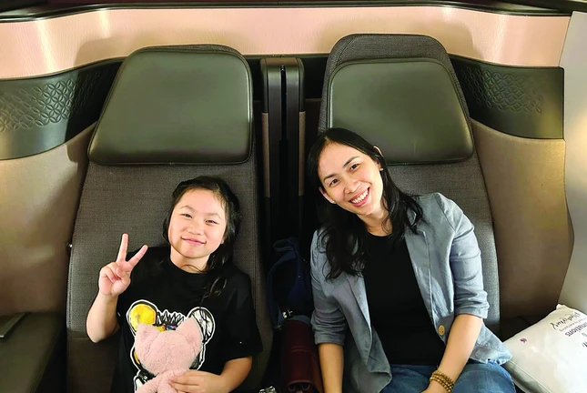 Chị Bình và con gái - Ảnh: NVCC