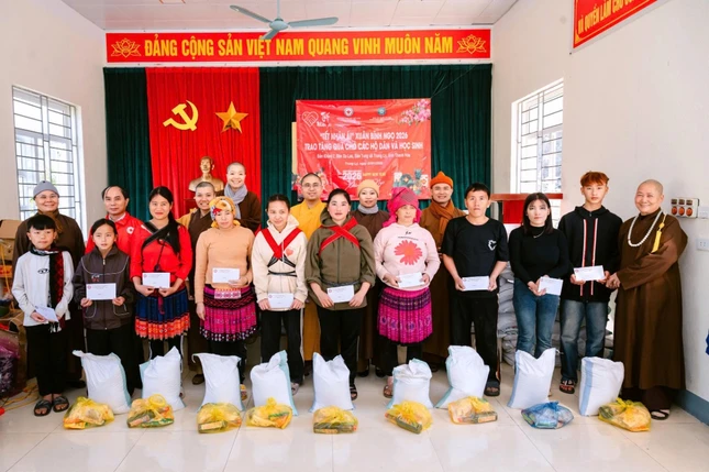 Trao quà đến các gia đình có hoàn cảnh khó khăn Trao quà đến các gia đình có hoàn cảnh khó khăn