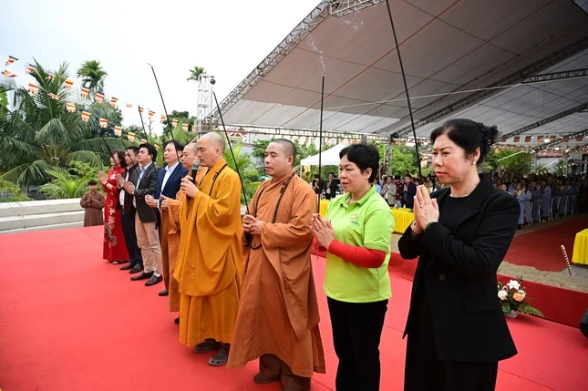 Chư tôn đức, đại biểu dâng hương cầu nguyện