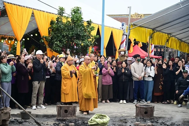 Chư tôn đức cử hành nghi thức sái tịnh