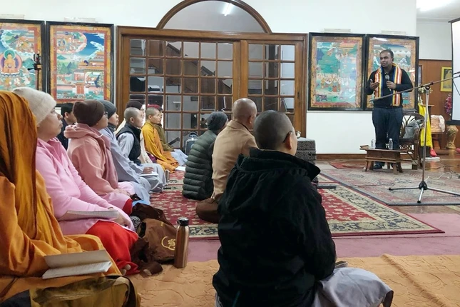 Giáo sư Saptarshi Mukherjee chia sẻ trong buổi thảo luận học thuật Giáo sư Saptarshi Mukherjee chia sẻ trong buổi thảo luận học thuật