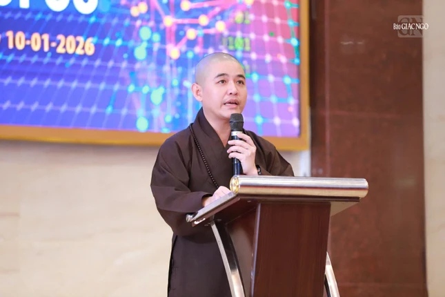 Đại đức Thích Hoằng Tâm báo cáo tóm tắt công tác Phật sự của Ban Thông tin – Truyền thông Phật giáo TP.HCM năm 2025