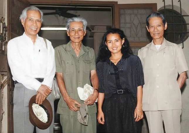 Tác giả (nữ) với cư sĩ Võ Đình Cường - Tổng Biên tập, cư sĩ Tống Hồ Cầm và cư sĩ Kỳ Phương tại trụ sở Báo Giác Ngộ (1986)