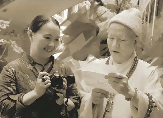 Tác giả với cố Trưởng lão Hòa thượng Thích Thanh Tứ, nguyên Phó Chủ tịch Thường trực Hội đồng Trị sự GHPGVN Tác giả với cố Trưởng lão Hòa thượng Thích Thanh Tứ, nguyên Phó Chủ tịch Thường trực Hội đồng Trị sự GHPGVN