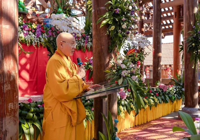 Hòa thượng Thích Quảng Tùng ban đạo từ