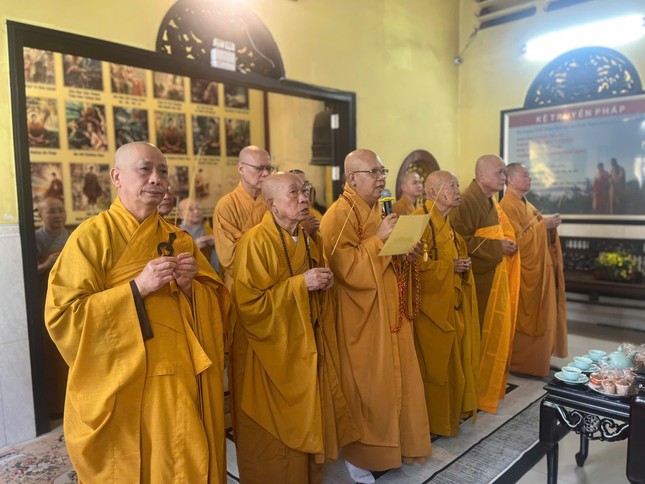 Chư tôn giáo phẩm dâng hương tưởng niệm