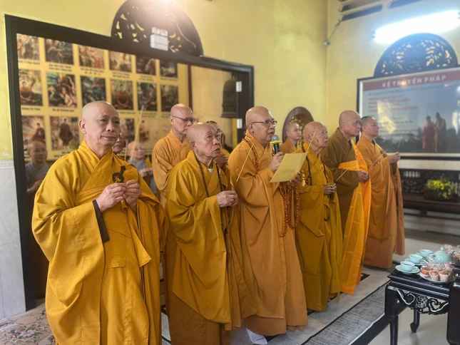 Chư tôn giáo phẩm dâng hương tưởng niệm Chư tôn giáo phẩm dâng hương tưởng niệm