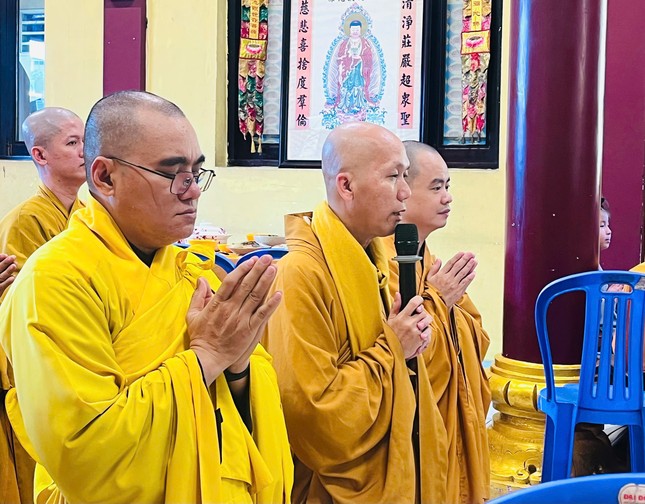 Thượng toạ Thích Minh Thành dâng lời tưởng niệm