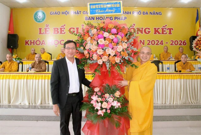 Lãnh đạo Sở Dân tộc và Tôn giáo TP.Đà Nẵng tặng hoa chúc mừng