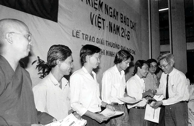 Tác giả nhận giải thưởng báo chí TP.HCM - Ảnh: Nguyễn Công Thành