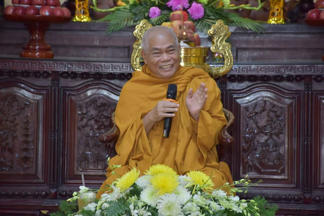 Hòa thượng Thích Giác Toàn giảng dạy