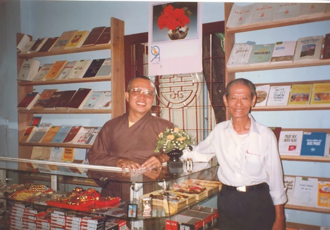 Tác giả với cư sĩ Tống Hồ Cầm - nguyên Phó Tổng Biên tập Báo Giác Ngộ