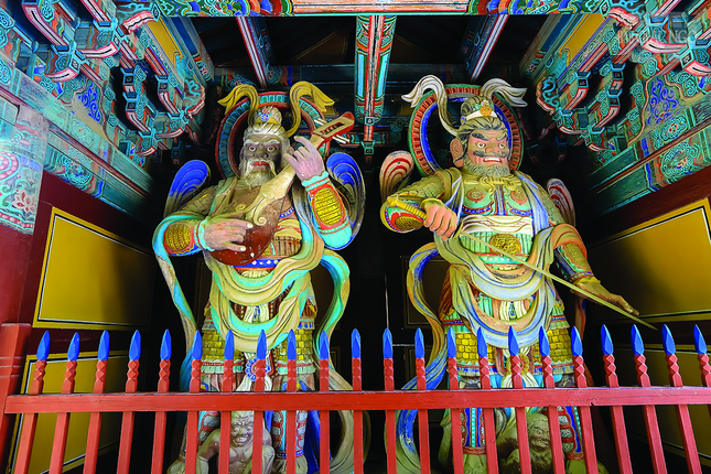 Tượng Tứ thiên vương tại Thiên Vương môn của ngôi đại già-lam Bulguksa, Hàn Quốc Tượng Tứ thiên vương tại Thiên Vương môn của ngôi đại già-lam Bulguksa, Hàn Quốc