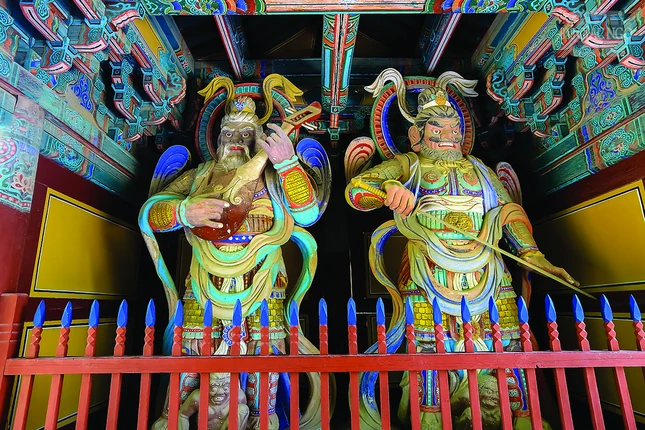 Tượng Tứ thiên vương tại Thiên Vương môn của ngôi đại già-lam Bulguksa, Hàn Quốc