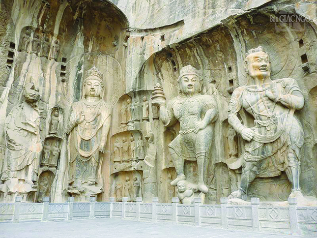 Tứ thiên vương tạc trên vách đá Long Môn thạch quật, Trung Quốc Tứ thiên vương tạc trên vách đá Long Môn thạch quật, Trung Quốc