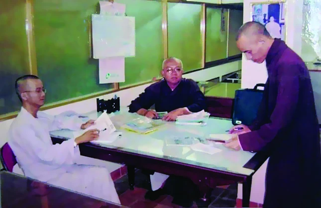 Hòa thượng Thích Thiện Bảo lúc đảm nhiệm Thư ký tòa soạn, làm việc với Biên tập viên - Thầy Chúc Phú và họa sĩ trình bày Nhuận Thường