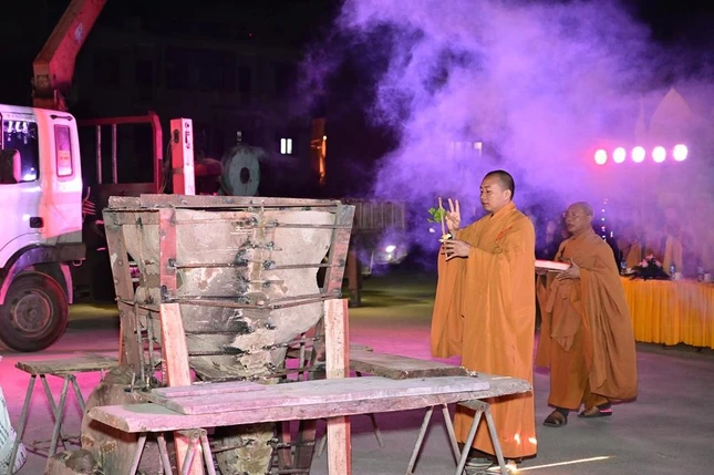 Đại đức thích Tục Tuyên, Phó ban Nghi lễ GHPGVN TP.Hải Phòng cử hành nghi lễ sái tịnh khuôn đúc tượng Phật Đại đức thích Tục Tuyên, Phó ban Nghi lễ GHPGVN TP.Hải Phòng cử hành nghi lễ sái tịnh khuôn đúc tượng Phật