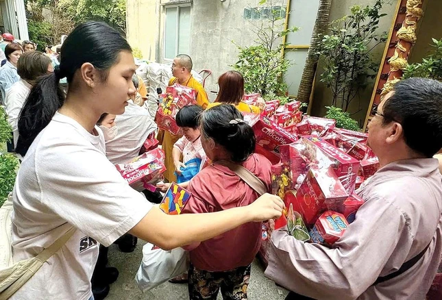 Thụy Anh trao tặng quà, chia sẻ với người dân có hoàn cảnh khó khăn