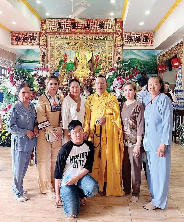 Evan Trần cùng gia đình viếng chùa và lưu niệm cùng thầy Hạnh Văn trong chuyến về thăm quê hương