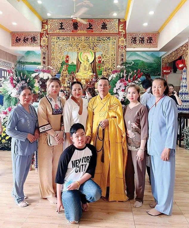 Evan Trần cùng gia đình viếng chùa và lưu niệm cùng thầy Hạnh Văn trong chuyến về thăm quê hương