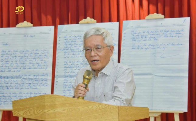 Giáo sư Huỳnh Như Phương chia sẻ cảm tưởng về Giáo sư Cao Huy Thuần, trong một sinh hoạt văn hóa tại Báo Giác Ngộ - Ảnh: Quảng Đạo