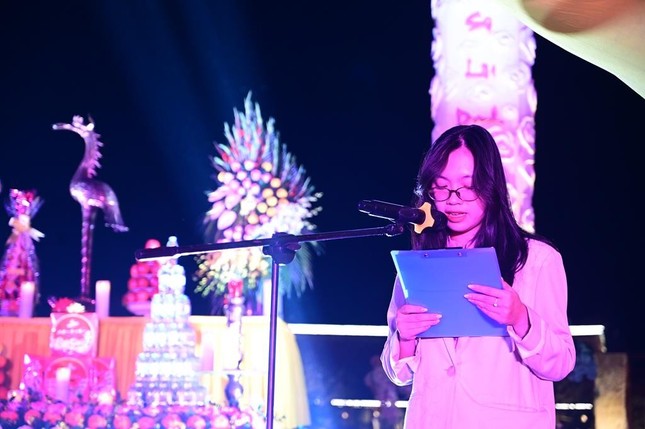 Đại diện các em học sinh phát biểu tri ân