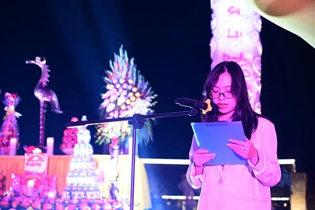 Đại diện các em học sinh phát biểu tri ân Đại diện các em học sinh phát biểu tri ân