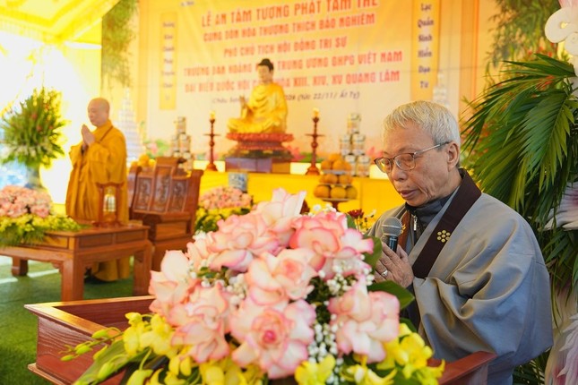 Phật tử Pháp Thiện Thịnh - Trưởng ban Liên chúng Đạo tràng Pháp Hoa miền Bắc đã thay mặt đạo tràng dâng lời phát nguyện