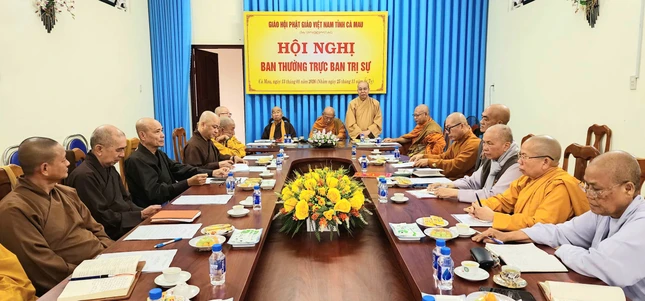 Chư tôn đức phát biểu ý kiến tại phiên họp