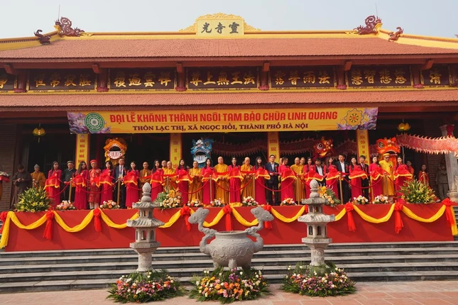 Cắt băng khánh thành ngôi đại hùng bảo điện chùa Lạc Thị Cắt băng khánh thành ngôi đại hùng bảo điện chùa Lạc Thị