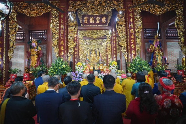 Niêm hương bạch Phật tại chánh điện chùa Lạc Thị