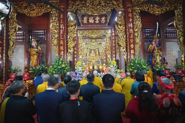 Niêm hương bạch Phật tại chánh điện chùa Lạc Thị Niêm hương bạch Phật tại chánh điện chùa Lạc Thị