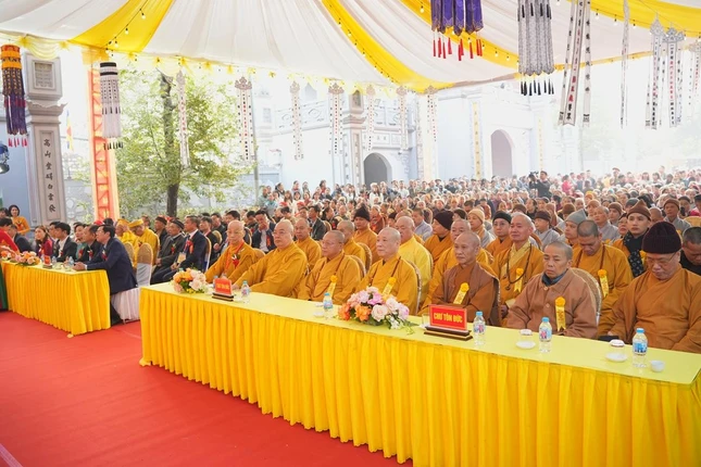 Chư tôn giáo phẩm dự lễ Chư tôn giáo phẩm dự lễ