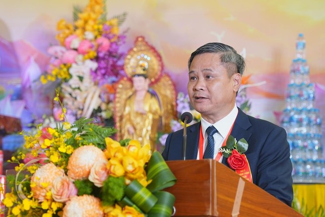 Ông Hoàng Tuấn Hội báo cáo quá trình trùng tu xây dựng chùa Lạc Thị