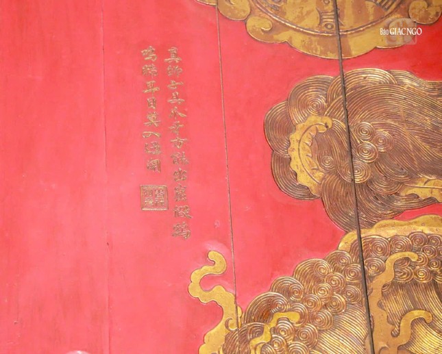 Câu đối được khắc trên mặt trước bức pháp bị - Ảnh: Nguyên Tài/BGN