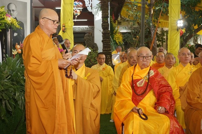 Hòa thượng Thích Đồng Nguyện cung tuyên tiểu sử cố Hòa thượng Thích Trí Hữu