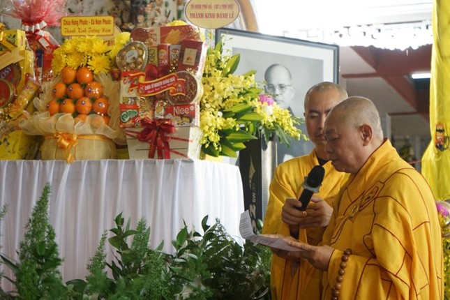 Hòa thượng Thích Từ Nghiêm thay mặt Ban Trị sự GHPGVN TP.Đà Nẵng đọc lời tưởng niệm