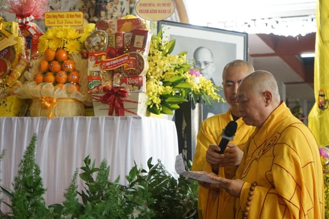 Hòa thượng Thích Từ Nghiêm thay mặt Ban Trị sự GHPGVN TP.Đà Nẵng đọc lời tưởng niệm