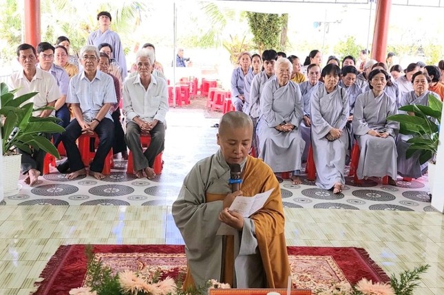 Sư cô Thích nữ Trung Tuệ dâng lời phát nguyện