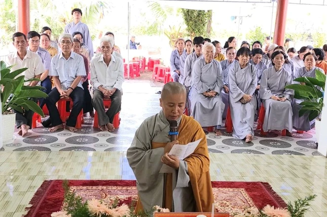 Sư cô Thích nữ Trung Tuệ dâng lời phát nguyện